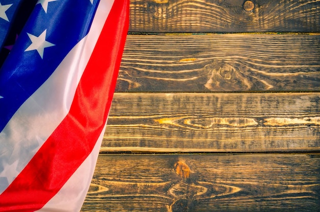 Photo a wooden background with a flag of the united states of america