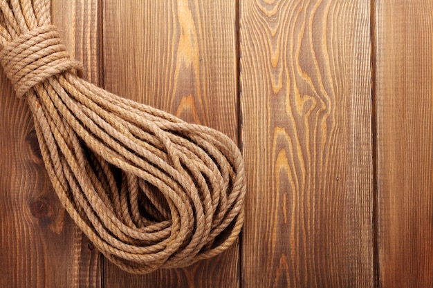 Photo wooden background with marine rope and copy space