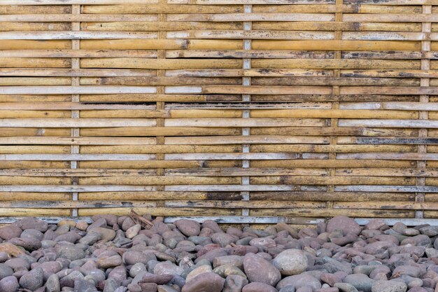 Priorità bassa di legno con priorità bassa di pietra per decorare