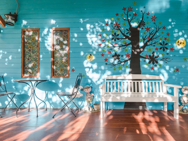 Foto al mattino splende un balcone in legno con il sole.