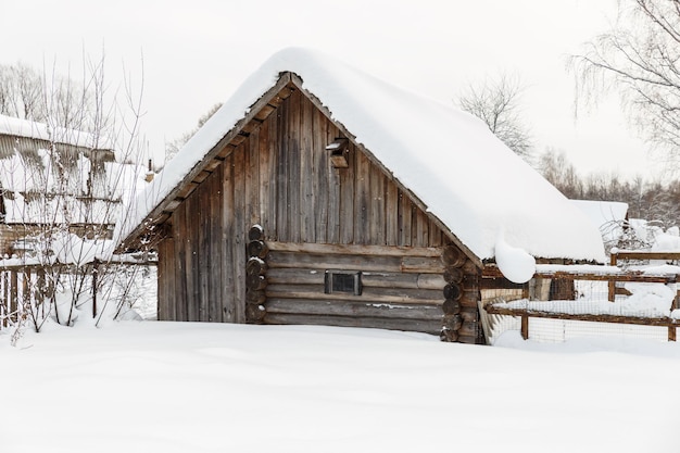 動物のための木造の納屋。冬の村の丸太小屋。