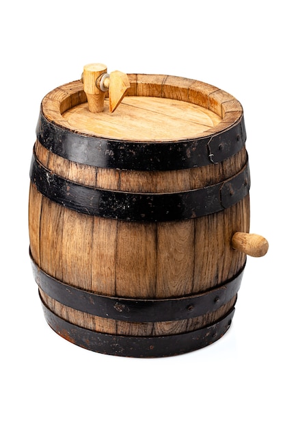 Деревянная бочка для алкогольных напитков, содержащих изолированные на белом фоне