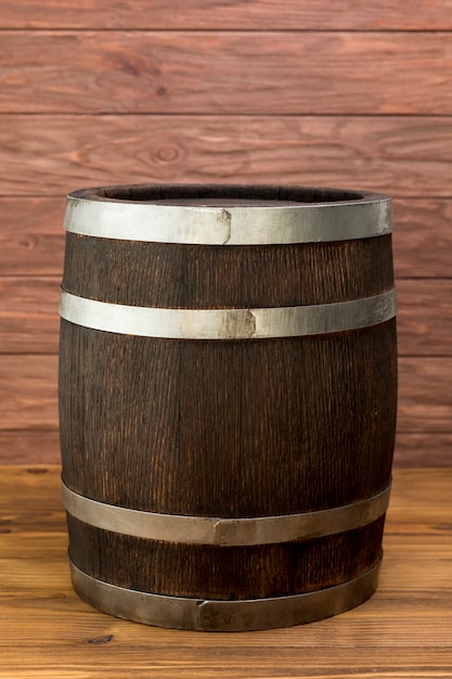 Botte di legno piena di vino