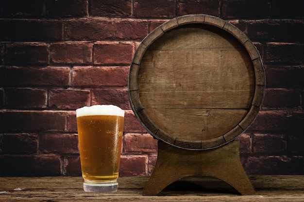 Photo wooden barrel and worn old table of wood