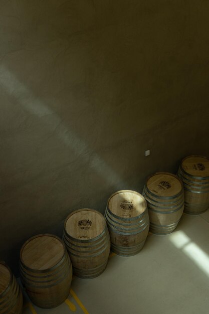 Фото Деревянные бочки в ряд в комнате со светом на стене