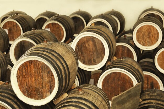 Photo wooden barrels with wine in cellar