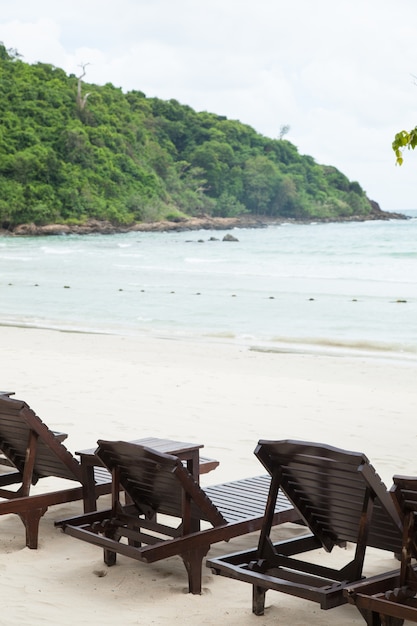 Photo wooden bed on the beach.