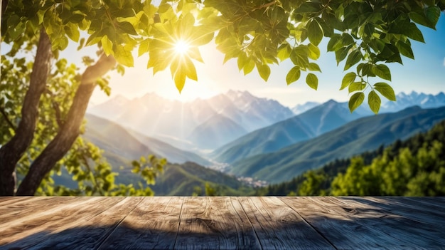 木製のベンチは,木々を通って太陽の光が流れる大きな緑の山側の前にある