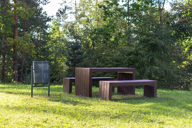 Photo wooden benches and table for travelers tourists seat in a park picnic in the park green forest