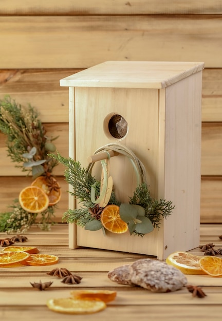 Foto birdhouse in legno da regalare con fettine d'arancia decorative