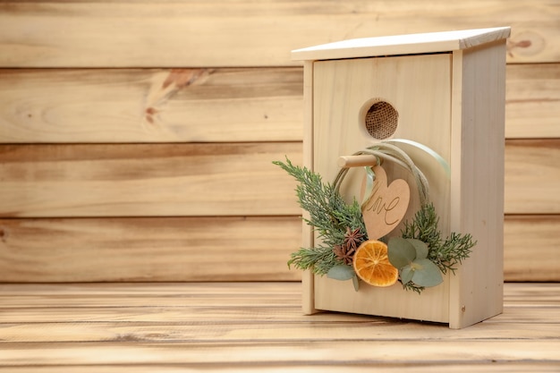 Фото Деревянный скворечник в подарок с декоративными дольками апельсина