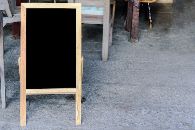 Деревянная черная доска для рекламы или написания меню кафе или ресторана.
