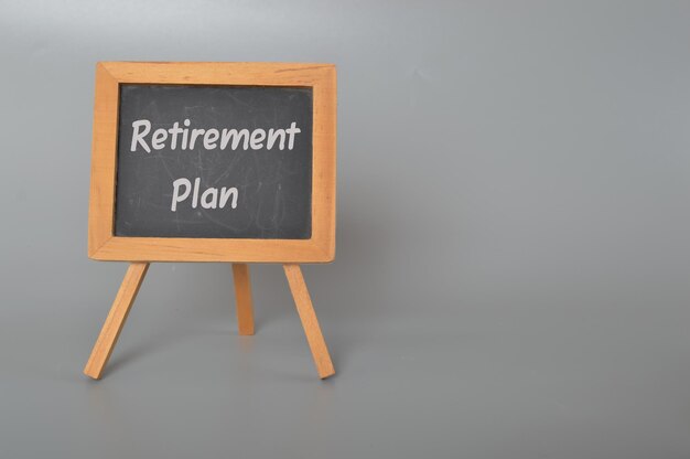 RETIREMENT PLAN이라고 적힌 나무 칠판