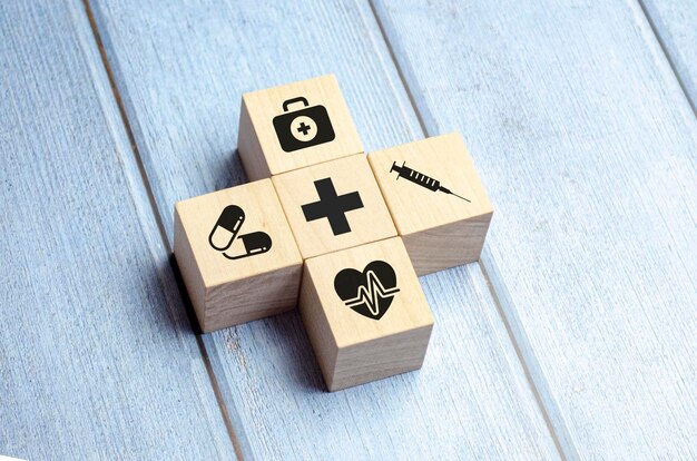 医療医療アイコンと木製のブロックの配置メンテナンス
