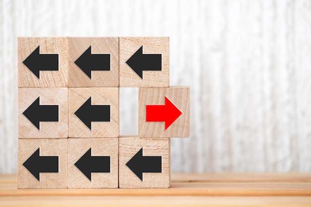 写真 wooden block with red arrow facing the opposite direction black arrows