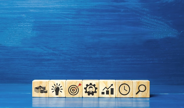 Foto blocchi di legno raffiguranti icone di strategia aziendale il concetto di sviluppo di tecnologie innovative