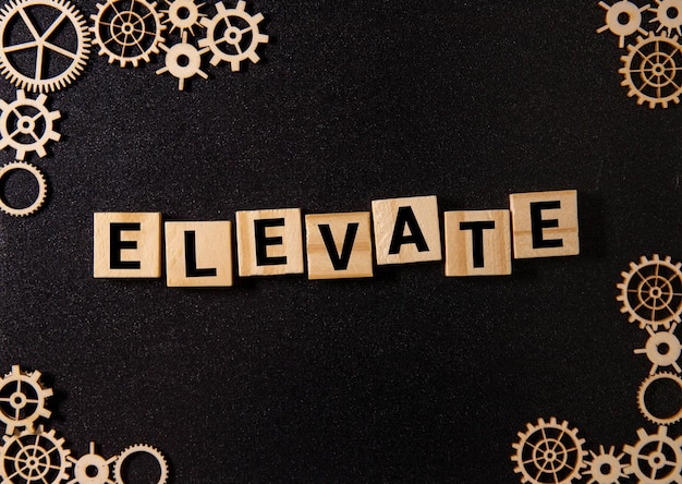 ELEVATEという言葉が描かれた木製のブロックは進歩の概念を表しています