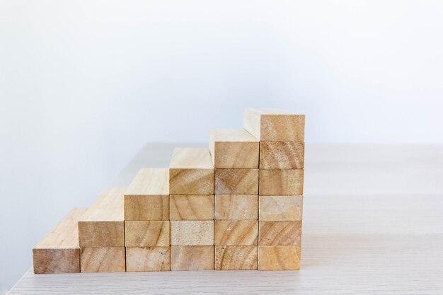 Foto blocchi di legno e idee per la crescita aziendale per avanzare al punto più alto