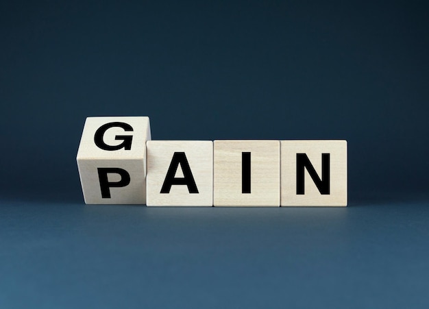 가인 페인 (Gain Pain) 이라는 글자를 쓴 나무 블록