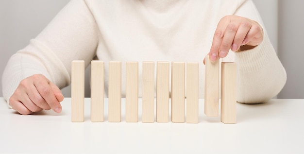 Blocchi di legno sul tavolo la mano di una donna ne tiene uno il concetto di trovare dipendenti di talento unici