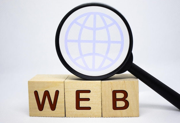 白い背景の木製のブロック Web メッセージコンセプト