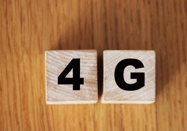 4G 기호 기술 네트워크 통신 개념이 있는 나무 블록