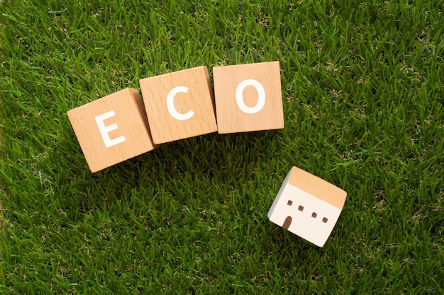 ECO 개념의 텍스트와 집 장난감이 있는 나무 블록.