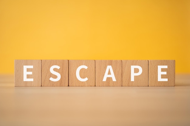 개념의 ESCAPE 텍스트가 있는 나무 블록.