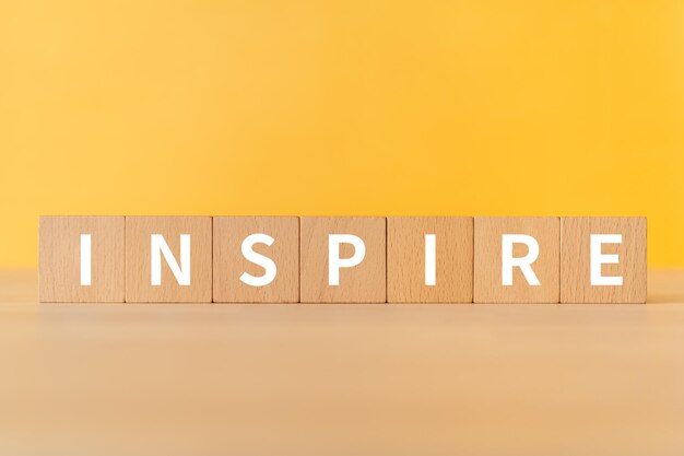 개념의 INSPIRE 텍스트가 있는 나무 블록.