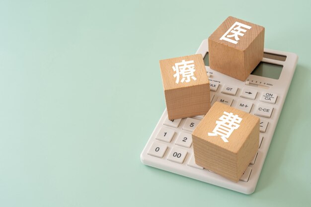 Wooden blocks with iryohi text of concept and a calculator