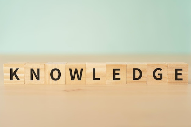 사진 개념의 knowledge 텍스트가 있는 나무 블록.