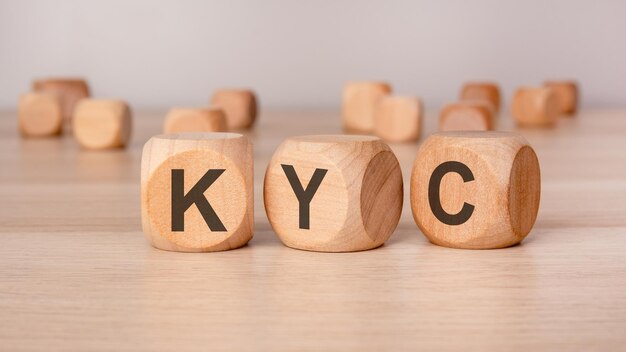 KYC (Know Your Customer) コンプライアンスと検証を象徴する木製のブロック