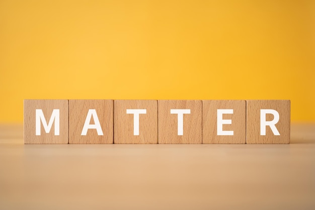 개념의 MATTER 텍스트가 있는 나무 블록입니다.