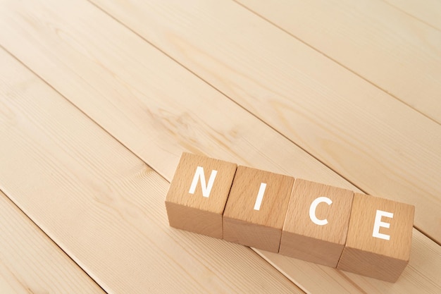 木の床にコンセプトのNICEテキストが入った木のブロック。