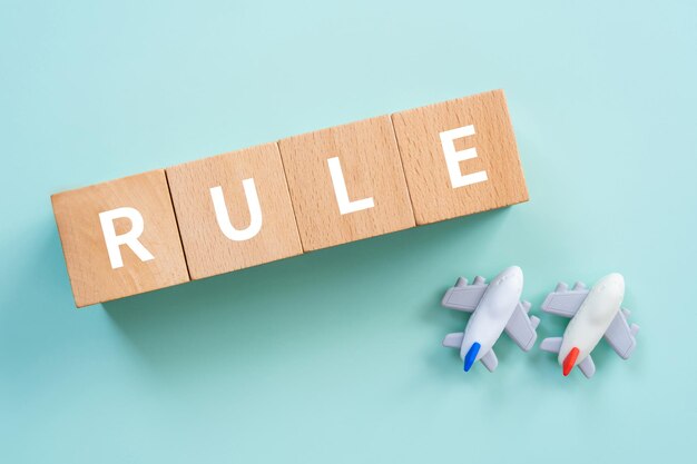 개념 및 비행기의 RULE 텍스트가 있는 나무 블록.