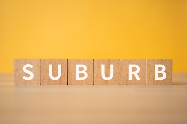 コンセプトのSUBURBテキスト付きの木製ブロック。