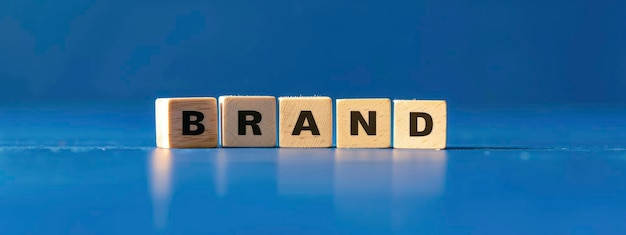 Деревянные блоки с текстом BRAND на синем фоне бизнес-концепция для маркетинга или рекламы брендового продукта