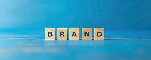 Фото Деревянные блоки с текстом brand на синем фоне бизнес-концепция для маркетинга или рекламы брендового продукта
