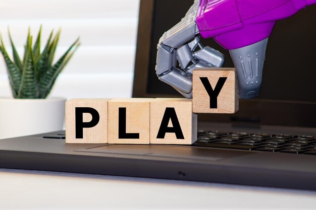 텍스트가 새겨진 나무 블록 Play