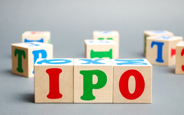 IPOという言葉が付いた木製のブロック