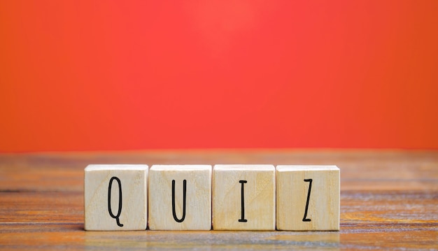 Photo wooden blocks with the word quiz.