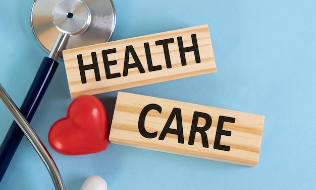 Foto blocchi di legno con parole assistenza sanitaria su sfondo blu concetto medico