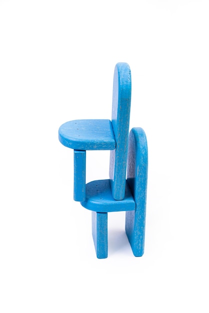 Foto una sedia giocattolo blu in legno un divano due sedie con un tavolo un tavolo giallo sedie in legno imbottite blu lampada gialla su sfondo bianco isolato
