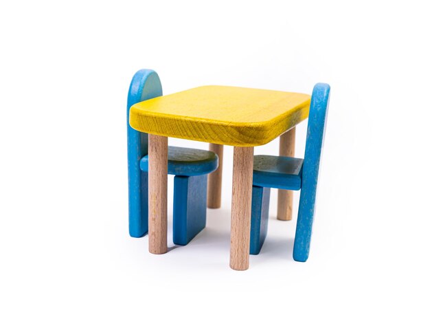 Деревянный синий игрушечный стул диван два стула со столом желтый стол синие мягкие деревянные стулья желтая лампа на изолированном белом фоне