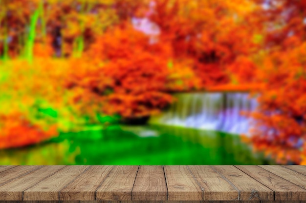ディスプレイ製品に使用される木の板の空のテーブルぼやけた秋の背景