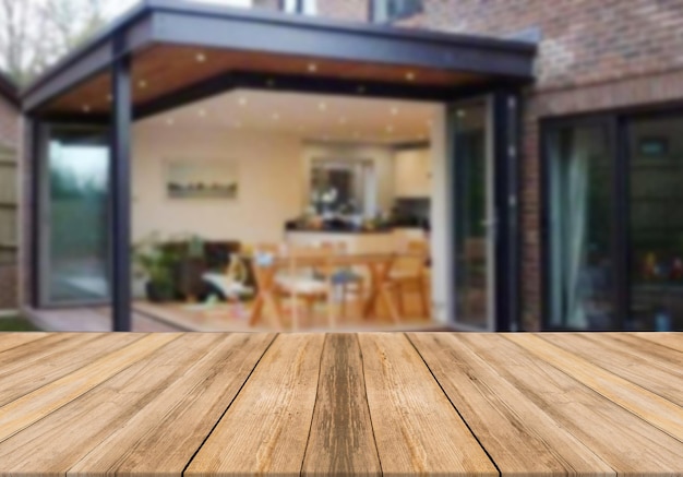 木の板の空のテーブルぼやけた背景現代の夏の家ガゼボテラス