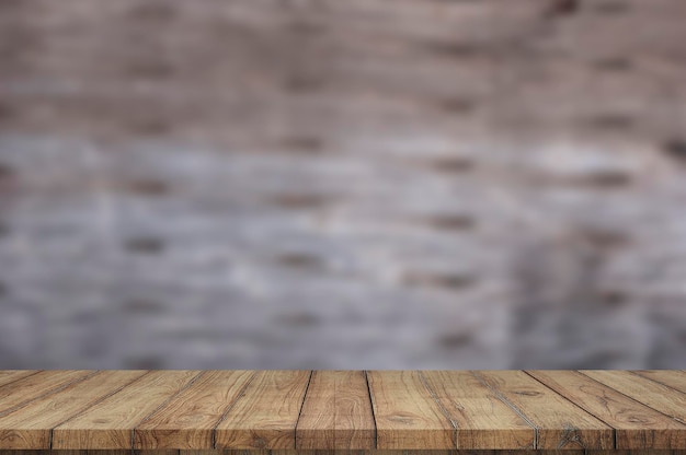 Tavolo vuoto in legno davanti a uno sfondo sfocato, può essere utilizzato per visualizzare i tuoi prodotti.