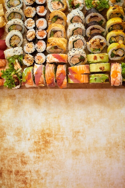 写真 さまざまな種類の寿司ロールが並ぶ木製のボードテキストのコピースペースを備えた日本料理コンセプト