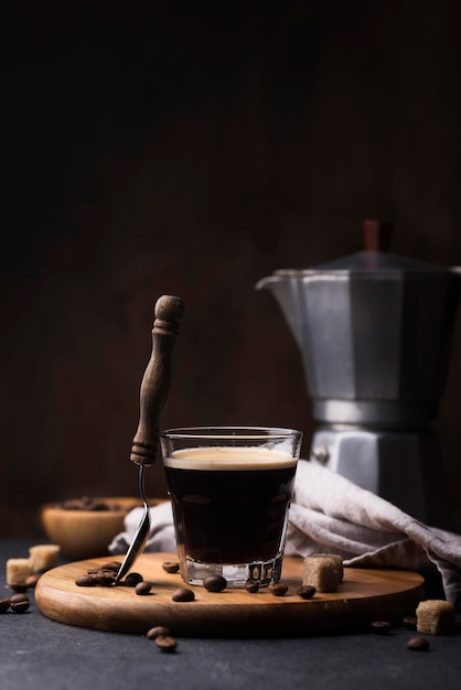 Photo wooden board with glass of coffee