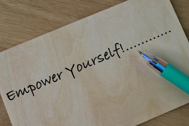 사진 empower yourself라는 텍스트가 적힌 나무 판자